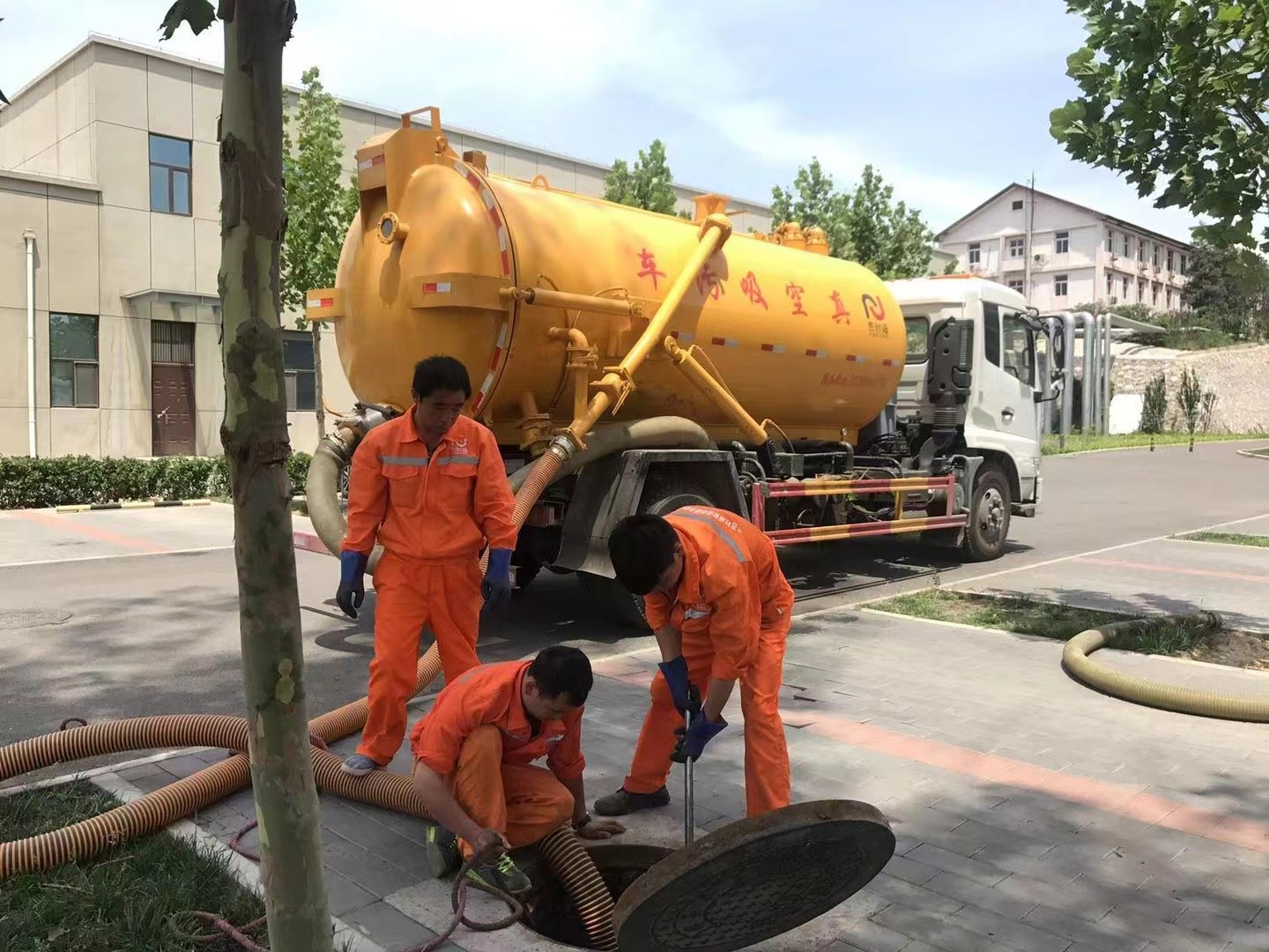 老街街道管道疏通车停在窨井附近