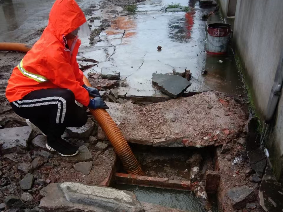 老街街道专业清理污水池 炜誉市政以规范流程守护城市 “肠道”